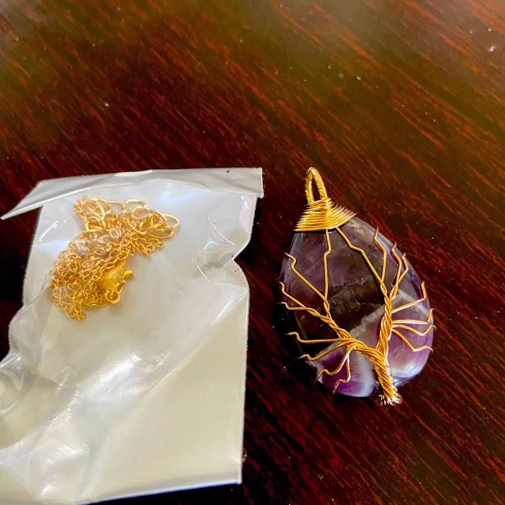 Beautiful pendant new comes with gold Chain